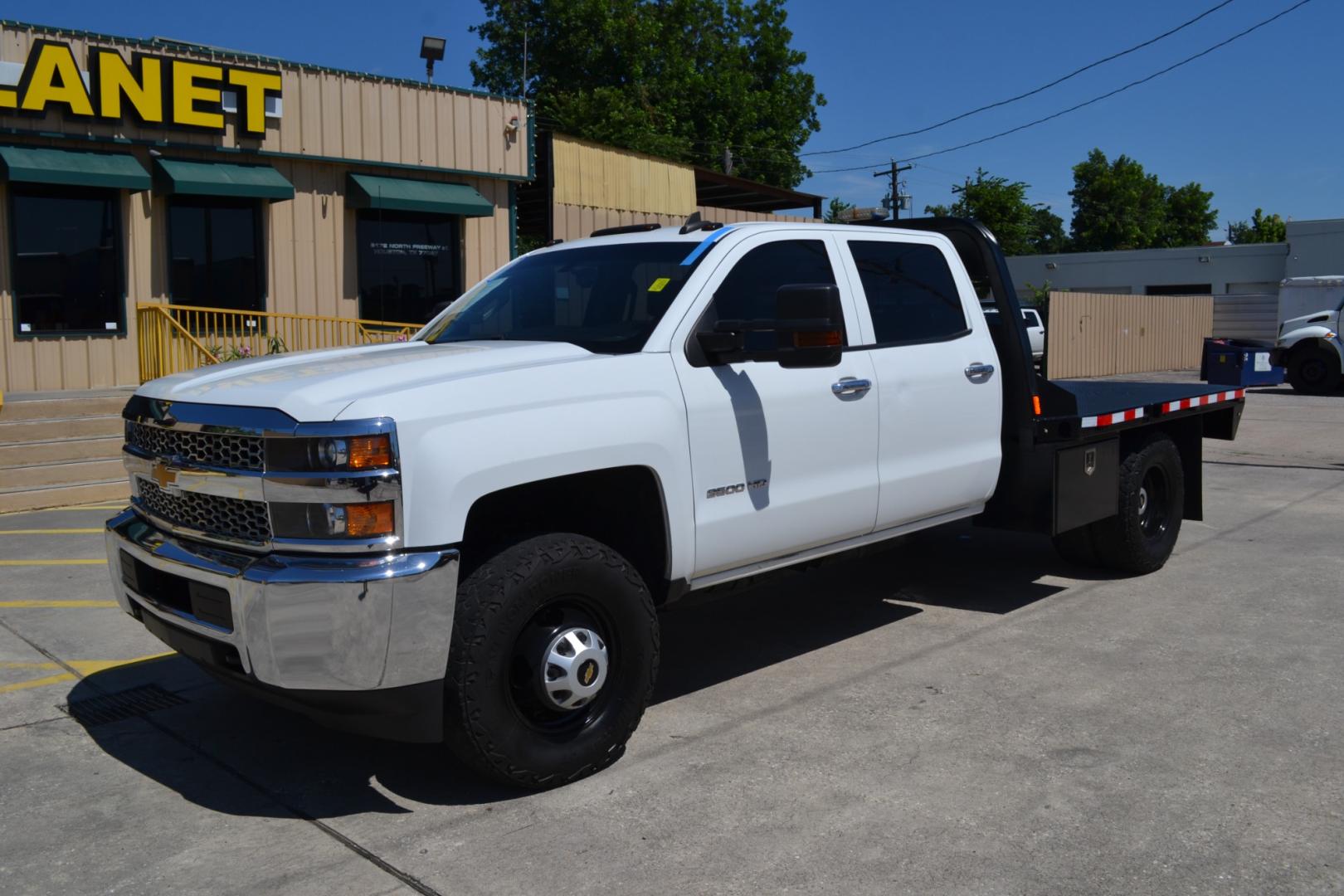 2019 WHITE /BLACK CHEVROLET 3500 with an VORTEC 6.0L V8 engine, AUTOMATIC transmission, located at 9172 North Fwy, Houston, TX, 77037, (713) 910-6868, 29.887470, -95.411903 - 13,200LB GVWR, 9FT FLATBED, 98" WIDE, GOOSNECK/BUMPER PULL HITCH, POWER WINDOWS, LOCKS, & MIRRORS, COLD A/C - Photo#0